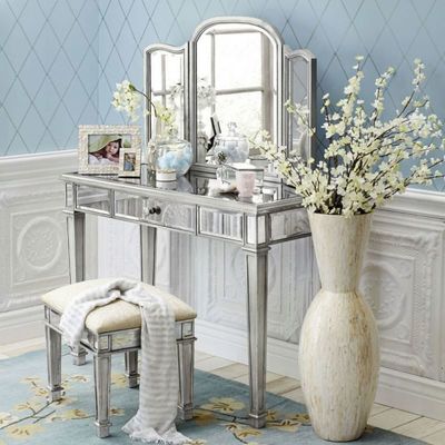 Set Vanity Kompak Dari Kayu Dihiasi